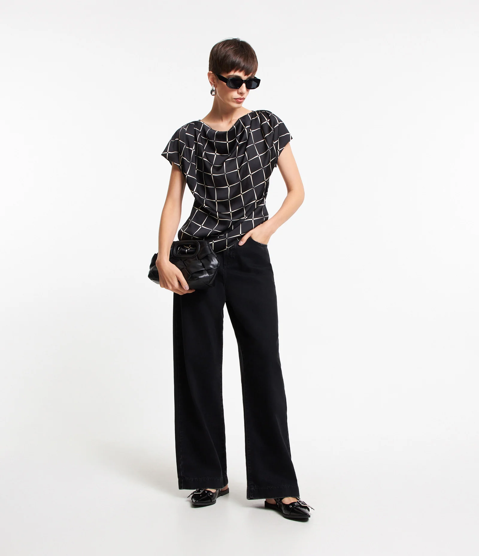 Blusa em Tecido Acetinado com Estampa Xadrez Grid Preto 2