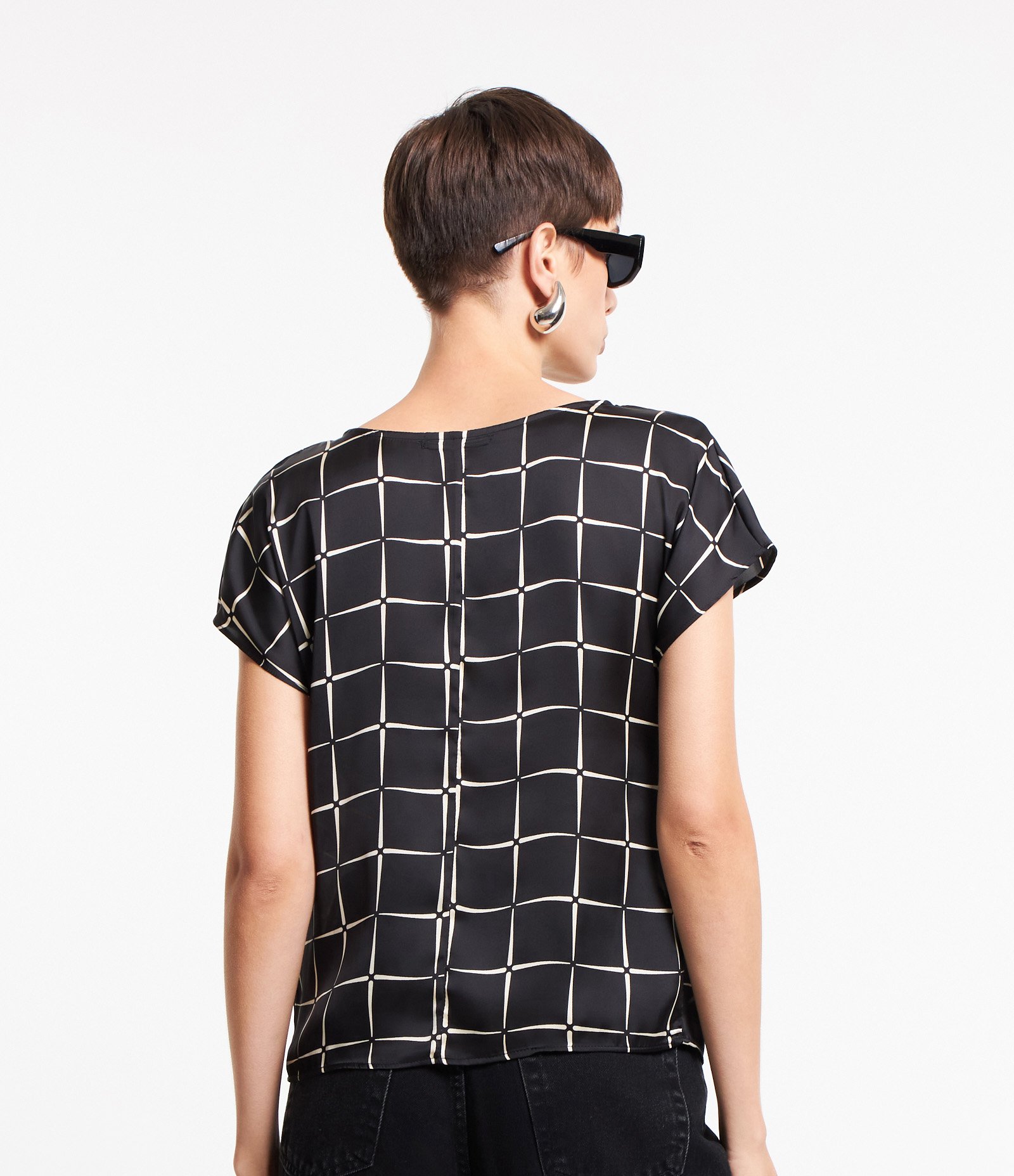 Blusa em Tecido Acetinado com Estampa Xadrez Grid Preto 4