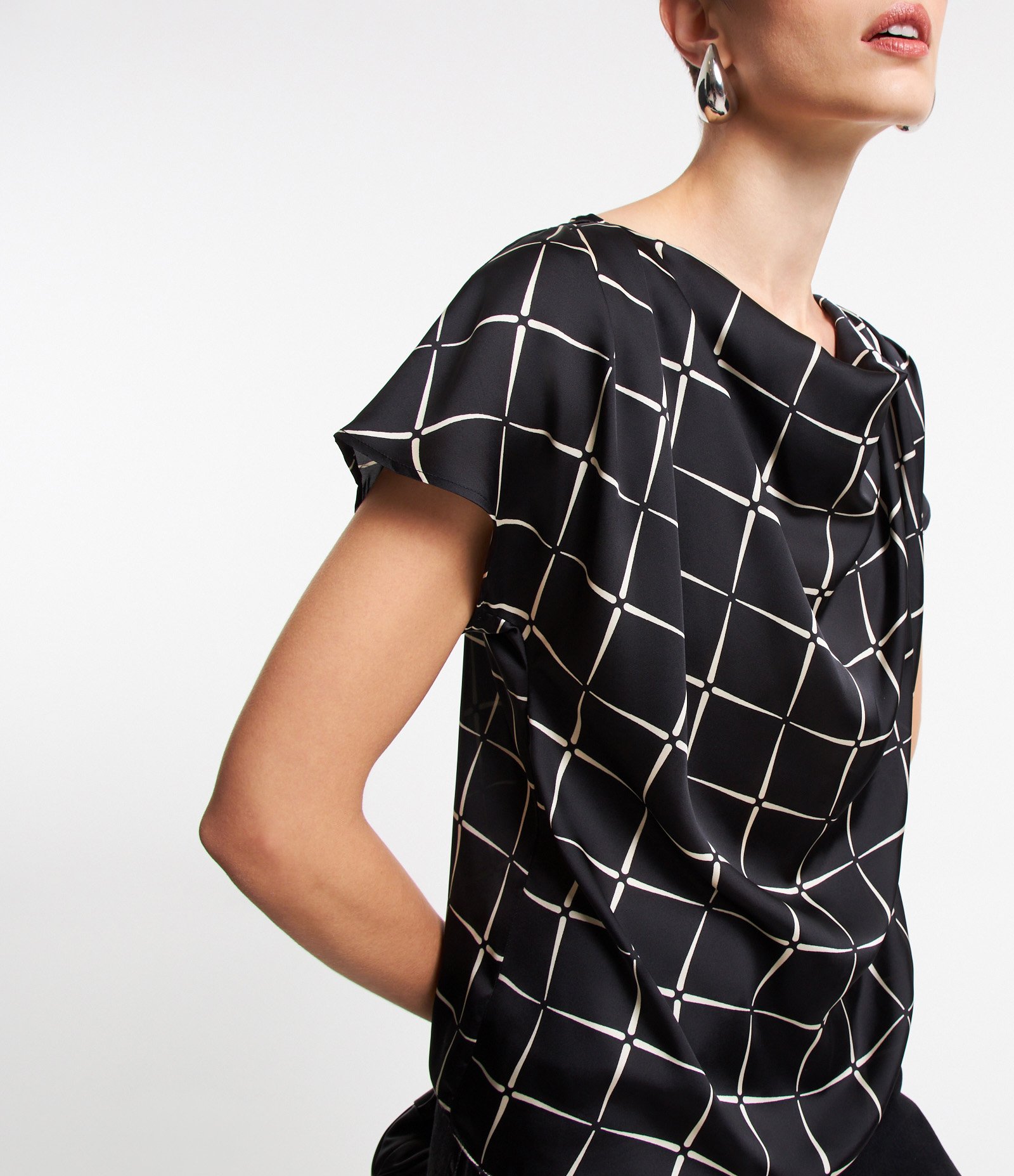 Blusa em Tecido Acetinado com Estampa Xadrez Grid Preto 5