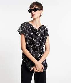 Blusa em Tecido Acetinado com Estampa Xadrez Grid