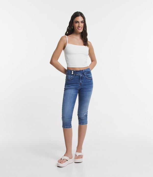 Calça Capri em Jeans com Botões no Cós e Puído na Perna Azul