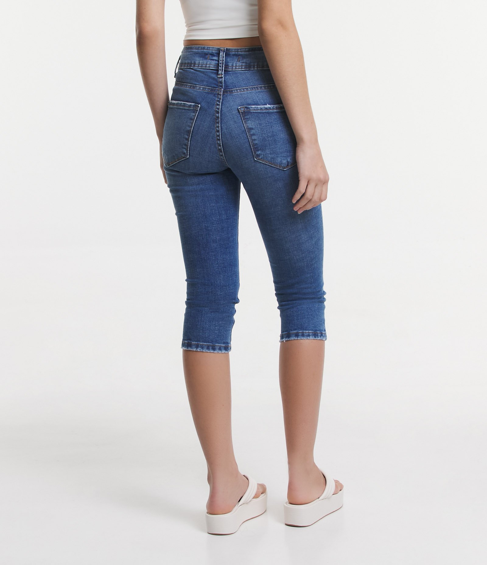 Calça Capri em Jeans com Botões no Cós e Puído na Perna Azul 3