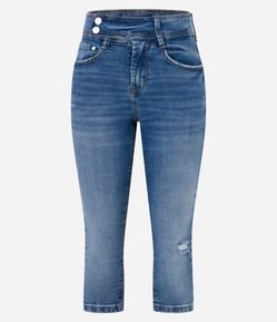 Calça Capri em Jeans com Botões no Cós e Puído na Perna