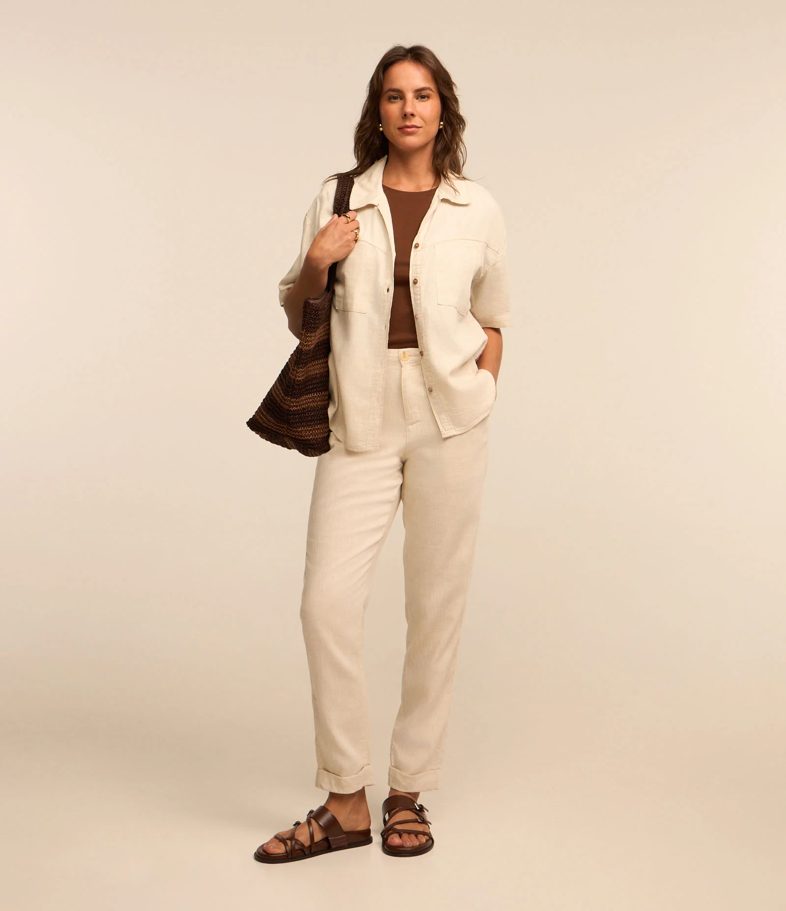 Calça Reta Alfaiatada em Sarja com Bolsos e Barra Dobrada Bege 1