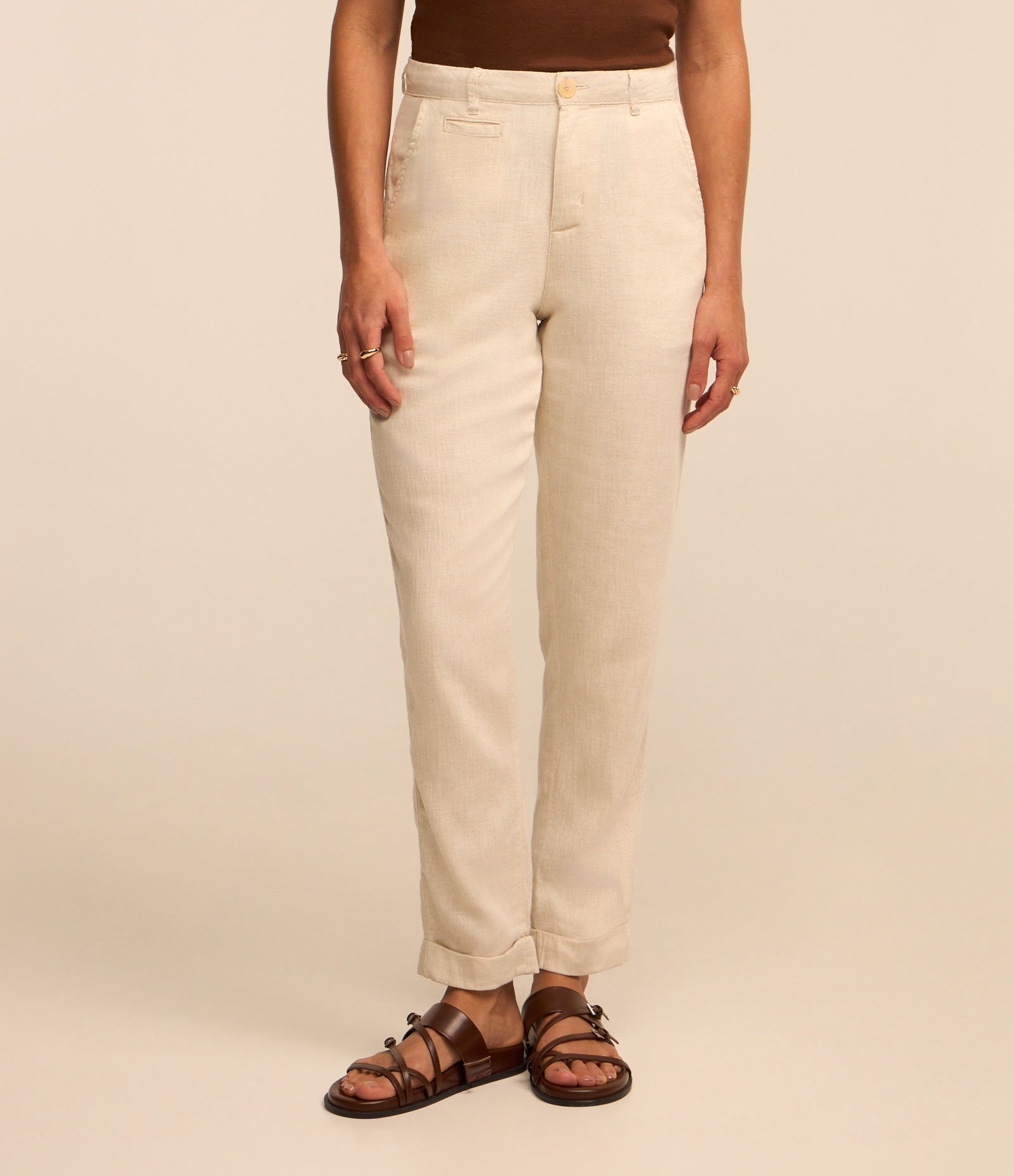 Calça Reta Alfaiatada em Sarja com Bolsos e Barra Dobrada Bege 3