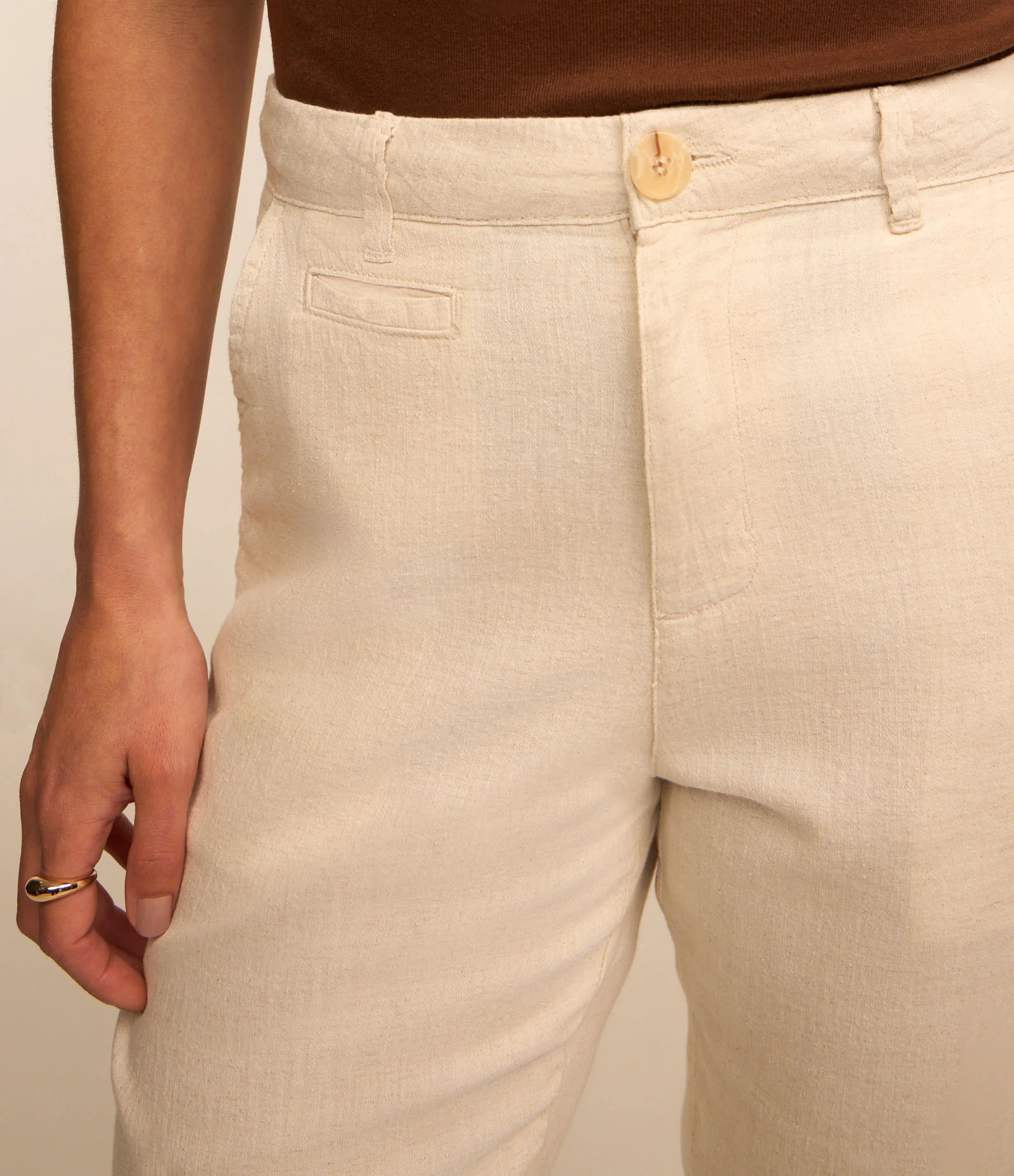 Calça Reta Alfaiatada em Sarja com Bolsos e Barra Dobrada Bege 4