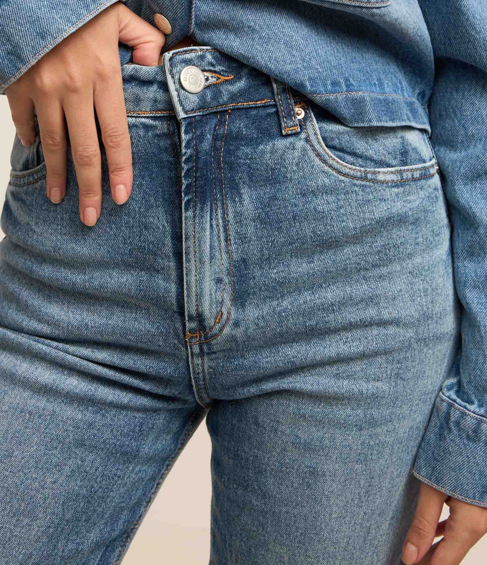 Calça Reta em Jeans Marmorizado com Bolsos Azul 4