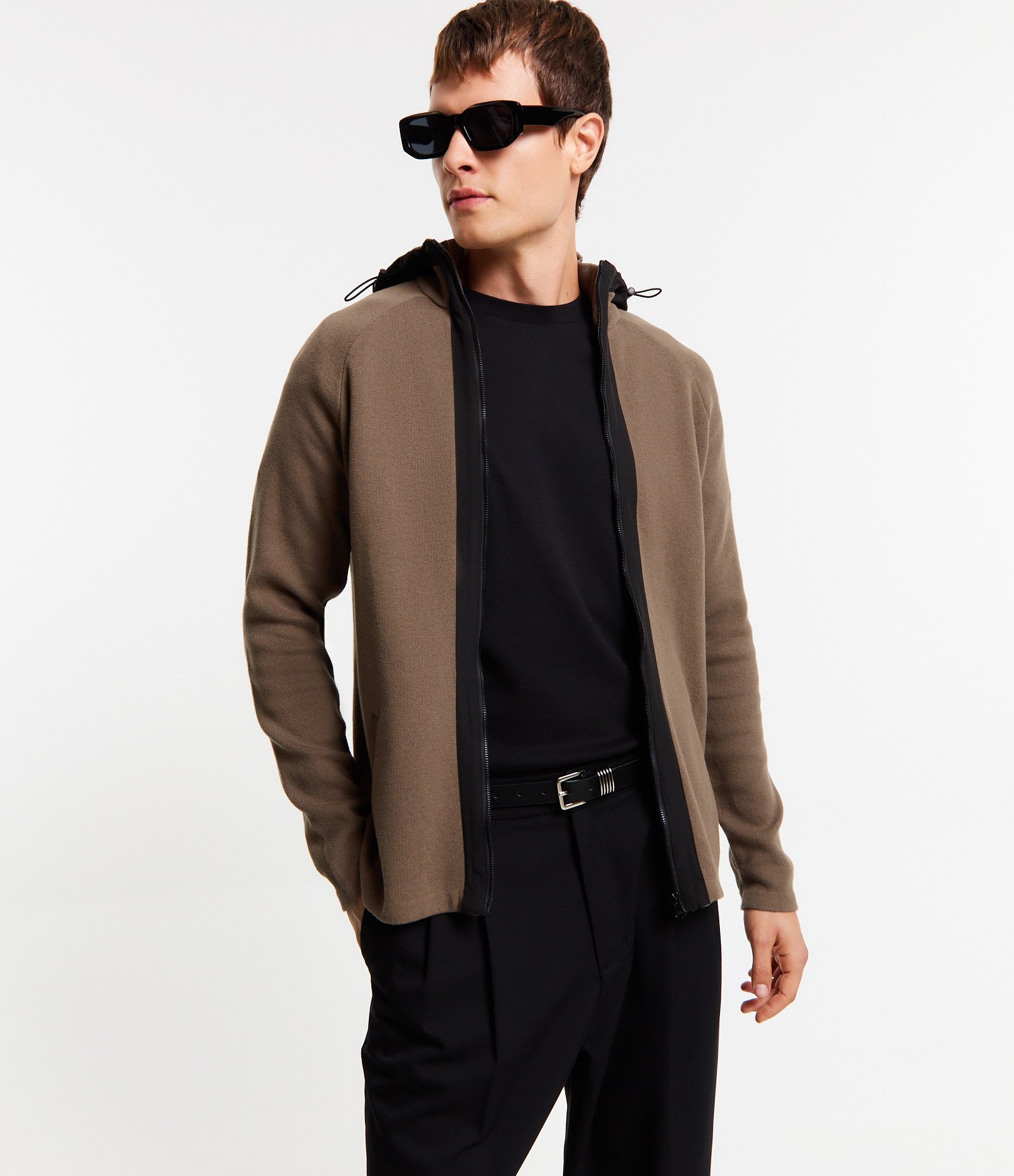 Cardigan em Tricô com Capuz e Zíper Frontal Marrom