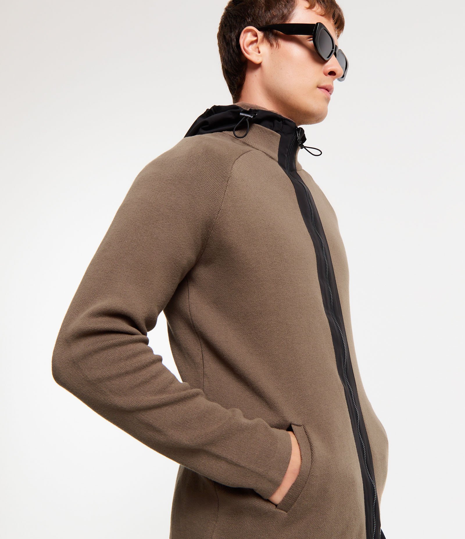 Cardigan em Tricô com Capuz e Zíper Frontal Marrom