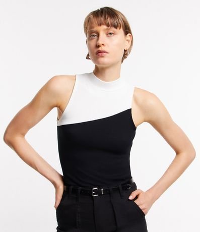 Blusa sem Manga em Ribana com Gola Alta e Bloco de Cor