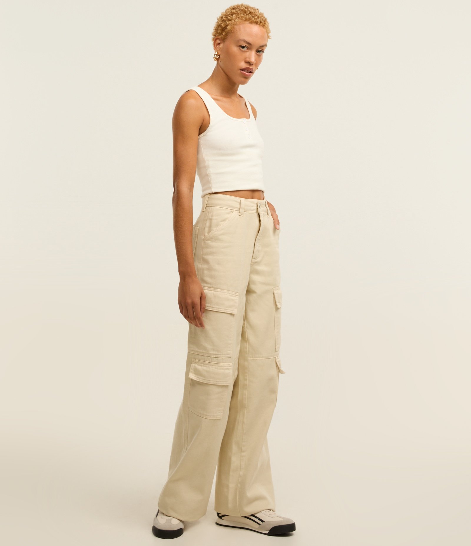 Calça Wide Leg em Sarja com Cintura Alta e Bolsos Cargo Off White 2