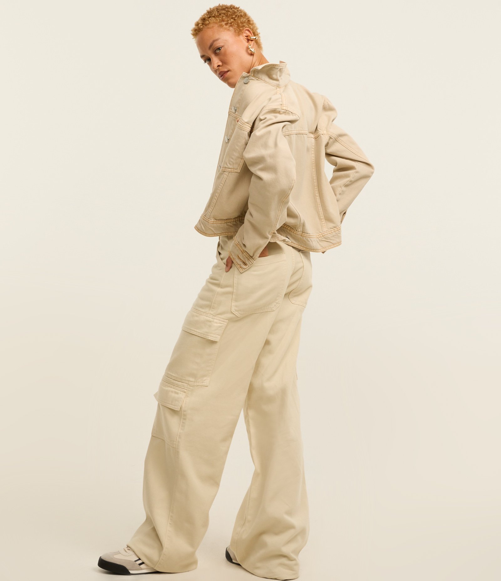 Calça Wide Leg em Sarja com Cintura Alta e Bolsos Cargo Off White 5