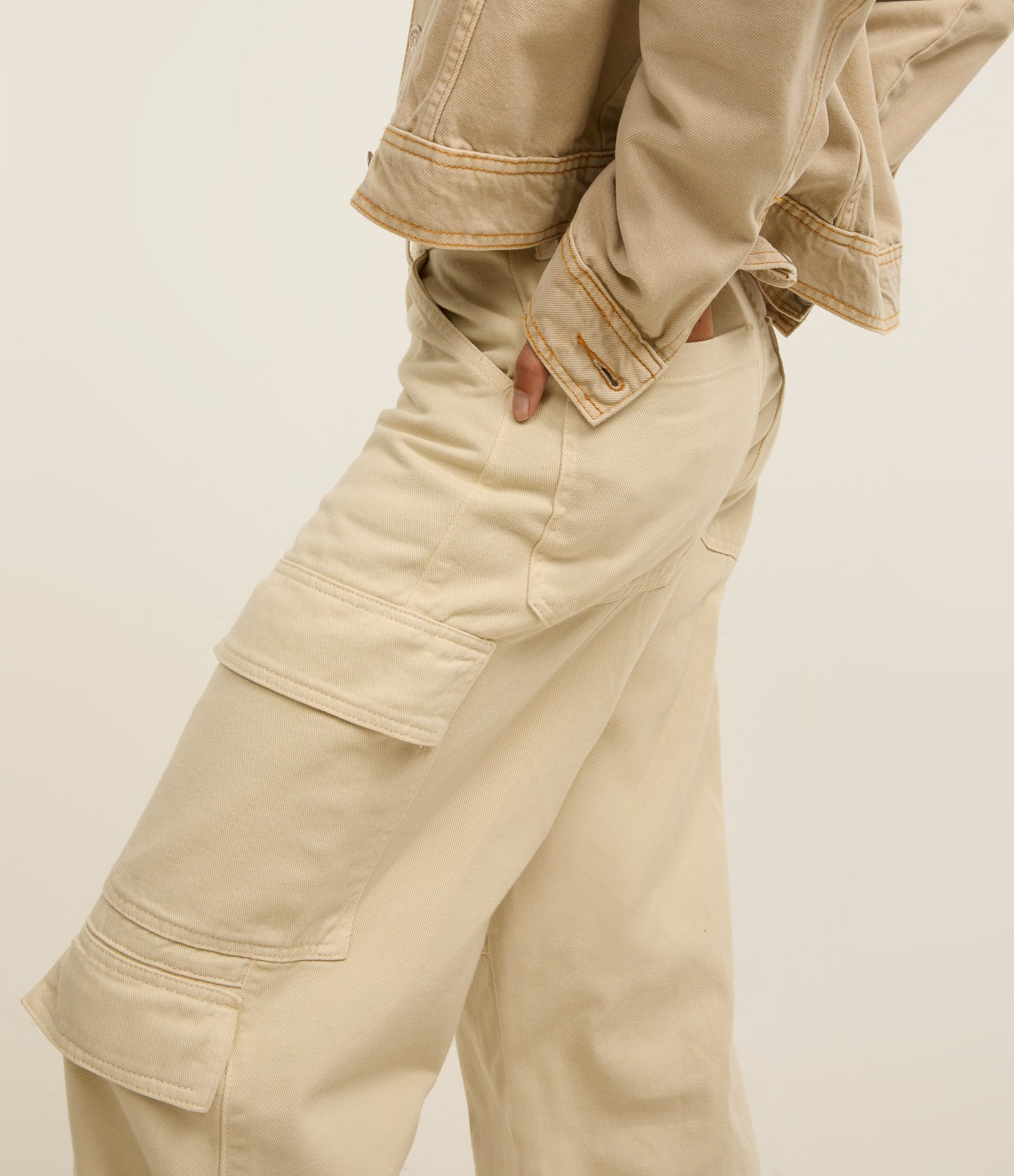 Calça Wide Leg em Sarja com Cintura Alta e Bolsos Cargo Off White 6