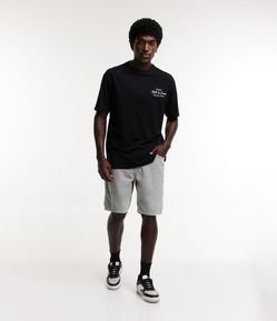 Bermuda Slim em Sarja Marmorizada com Bolsos