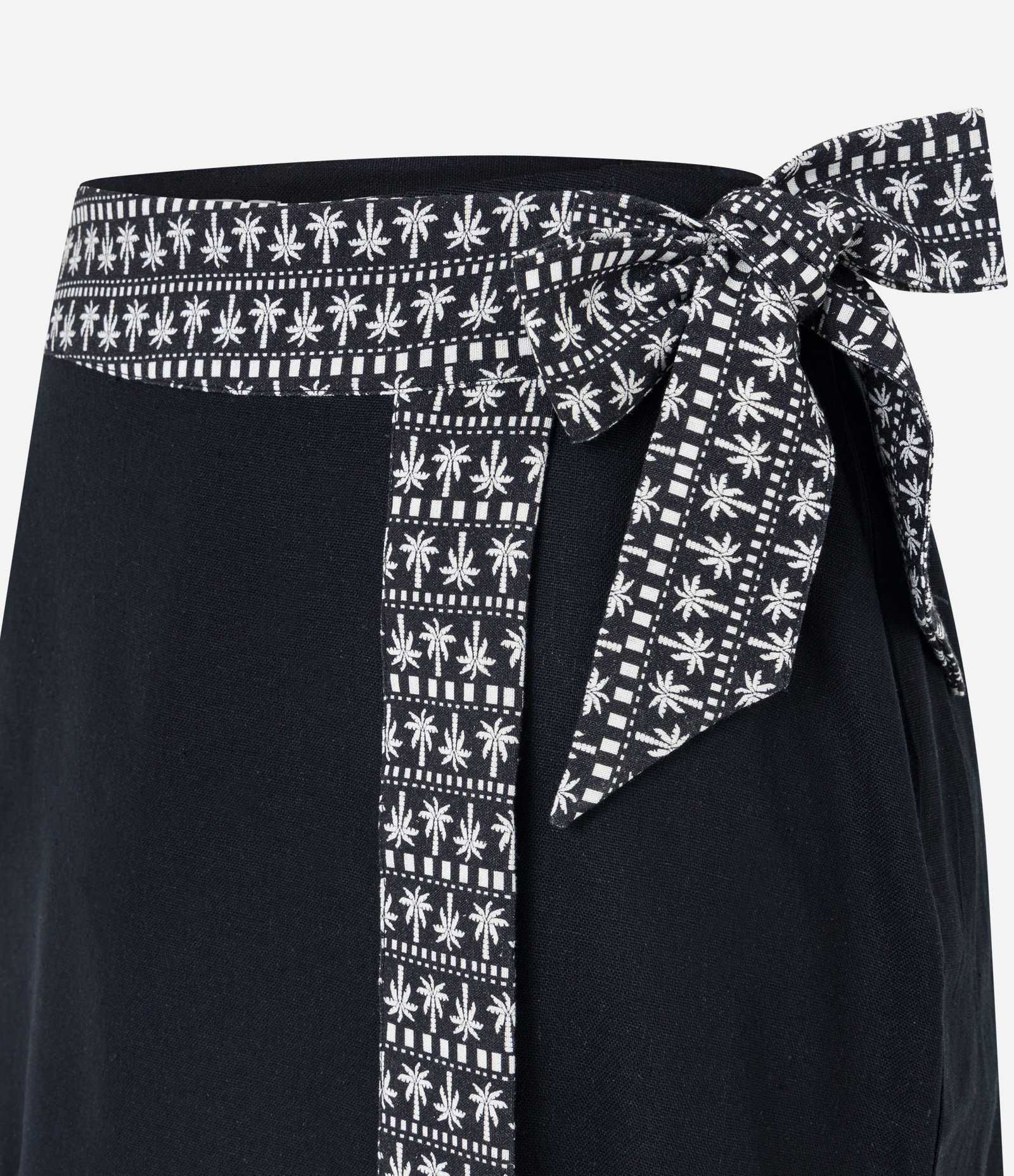 Short Saia em Linho Transpassado com Laço Estampa de Coqueiros Preto 6