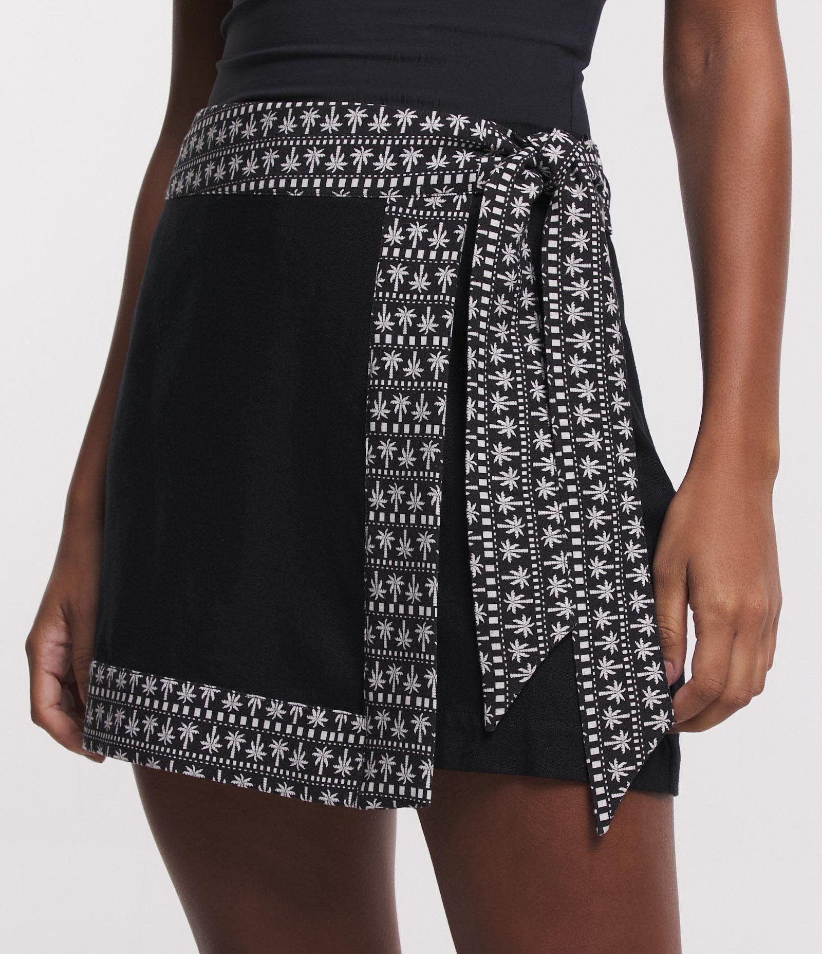 Short Saia em Linho Transpassado com Laço Estampa de Coqueiros Preto 2