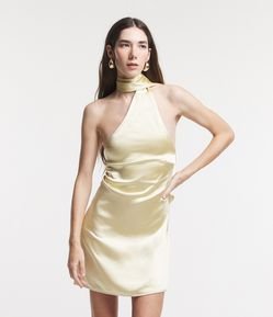 Vestido Curto Acetinado com Gola Halter e Faixa