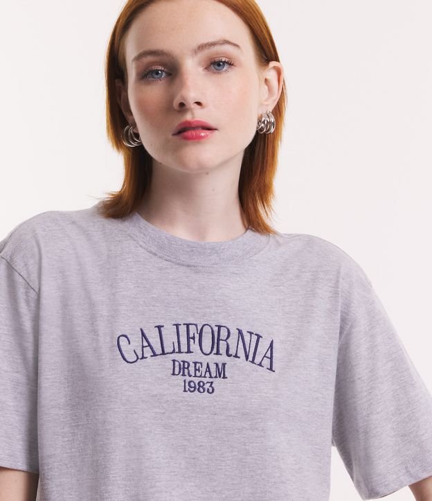 Camiseta Alongada em Meia Malha com Lettering Califórnia Bordado Cinza 4