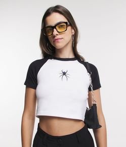 Camiseta Cropped com Manga Raglan e Estampa Aranha