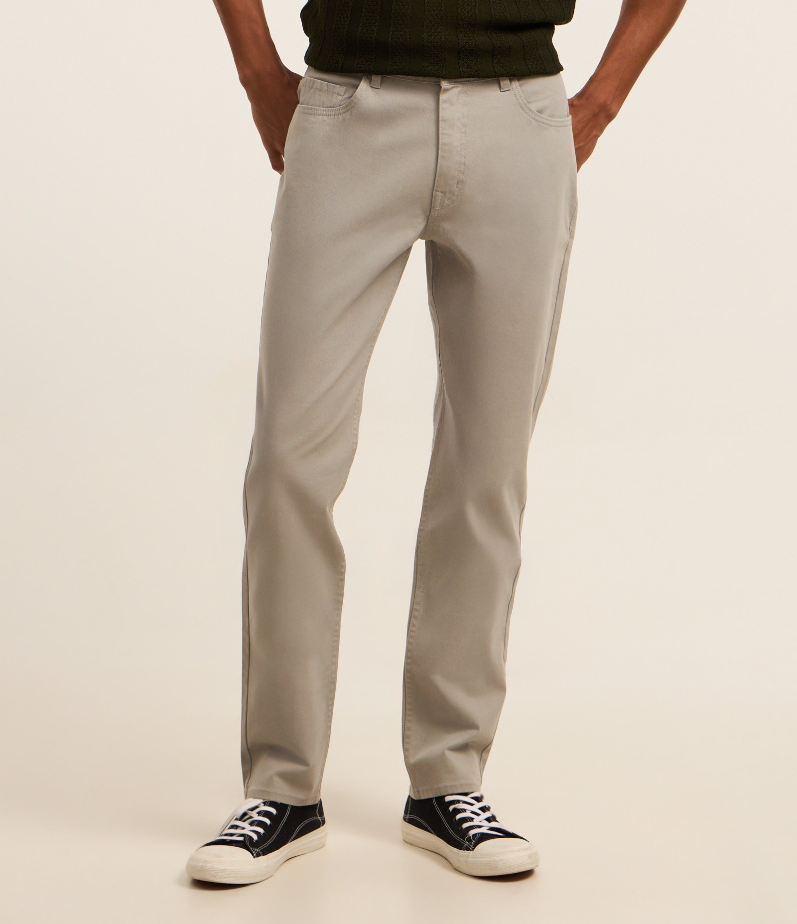 Calça em Sarja com Passantes no Cós e Bolsos Cinza 2