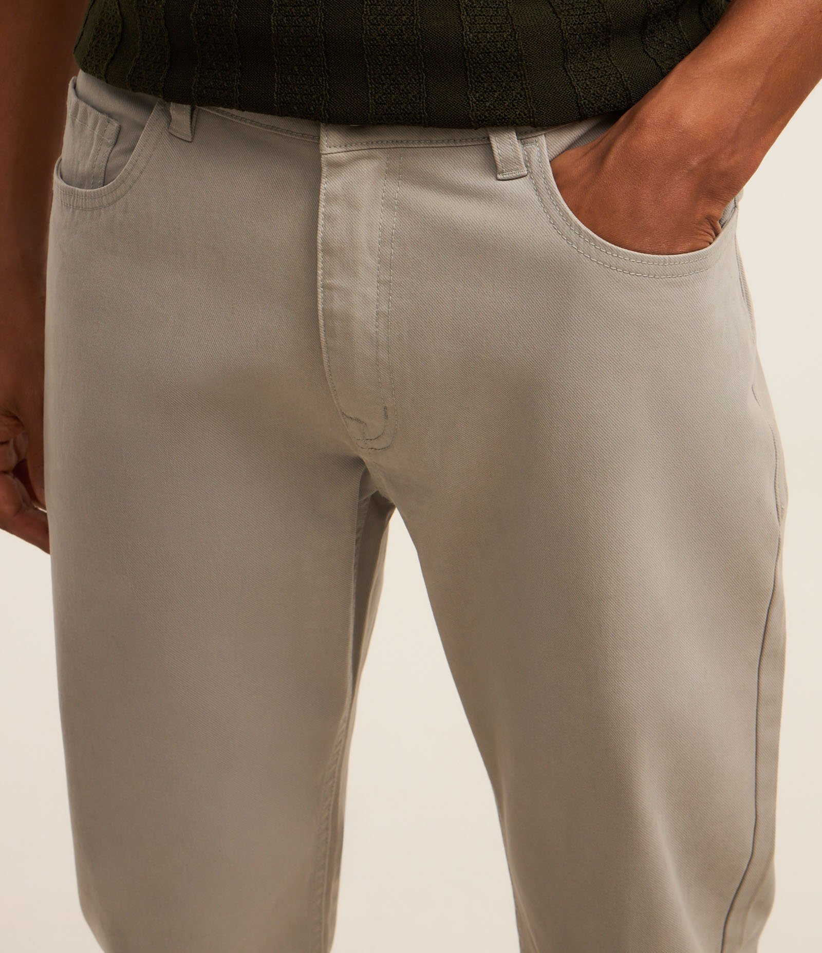 Calça em Sarja com Passantes no Cós e Bolsos Cinza 4