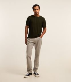 Calça em Sarja com Passantes no Cós e Bolsos