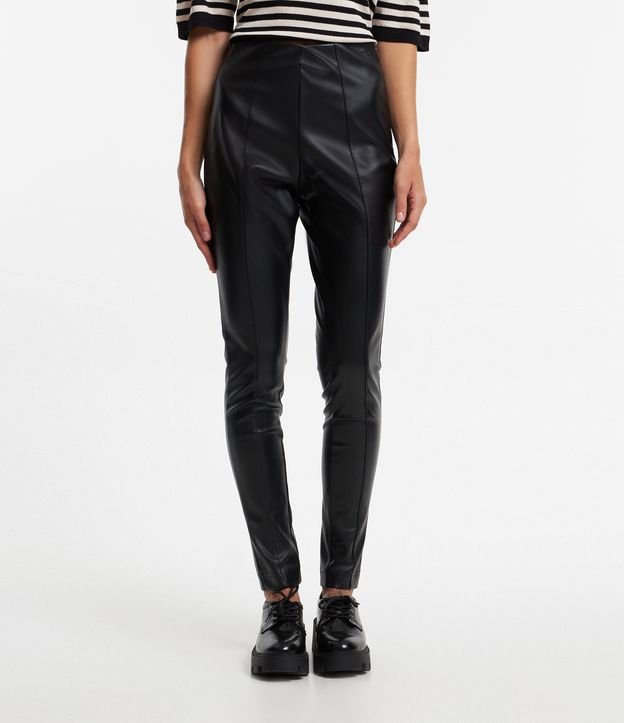 Calça Legging em Pu com Recortes