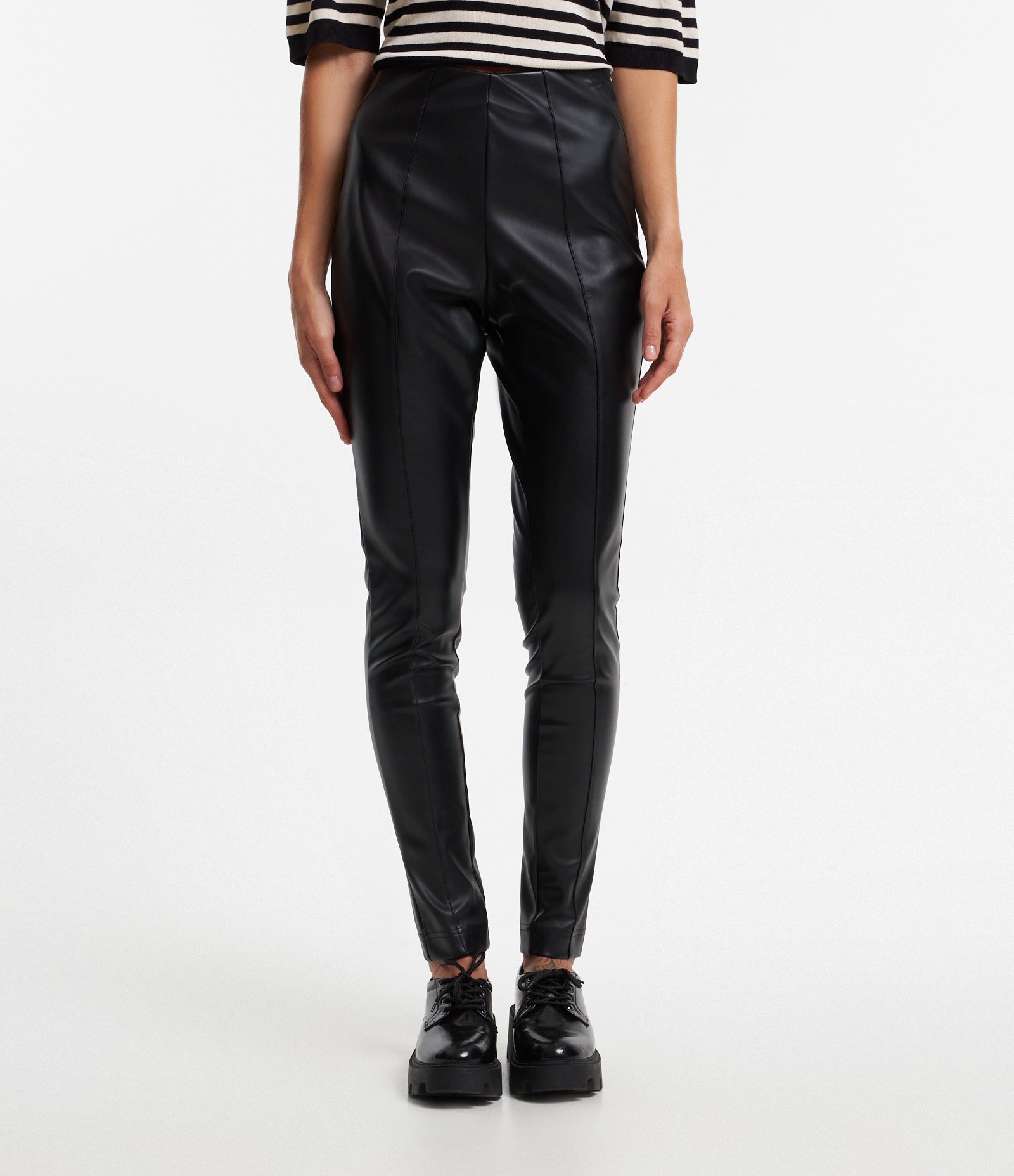 Calça Legging em Pu com Recortes Preto 2