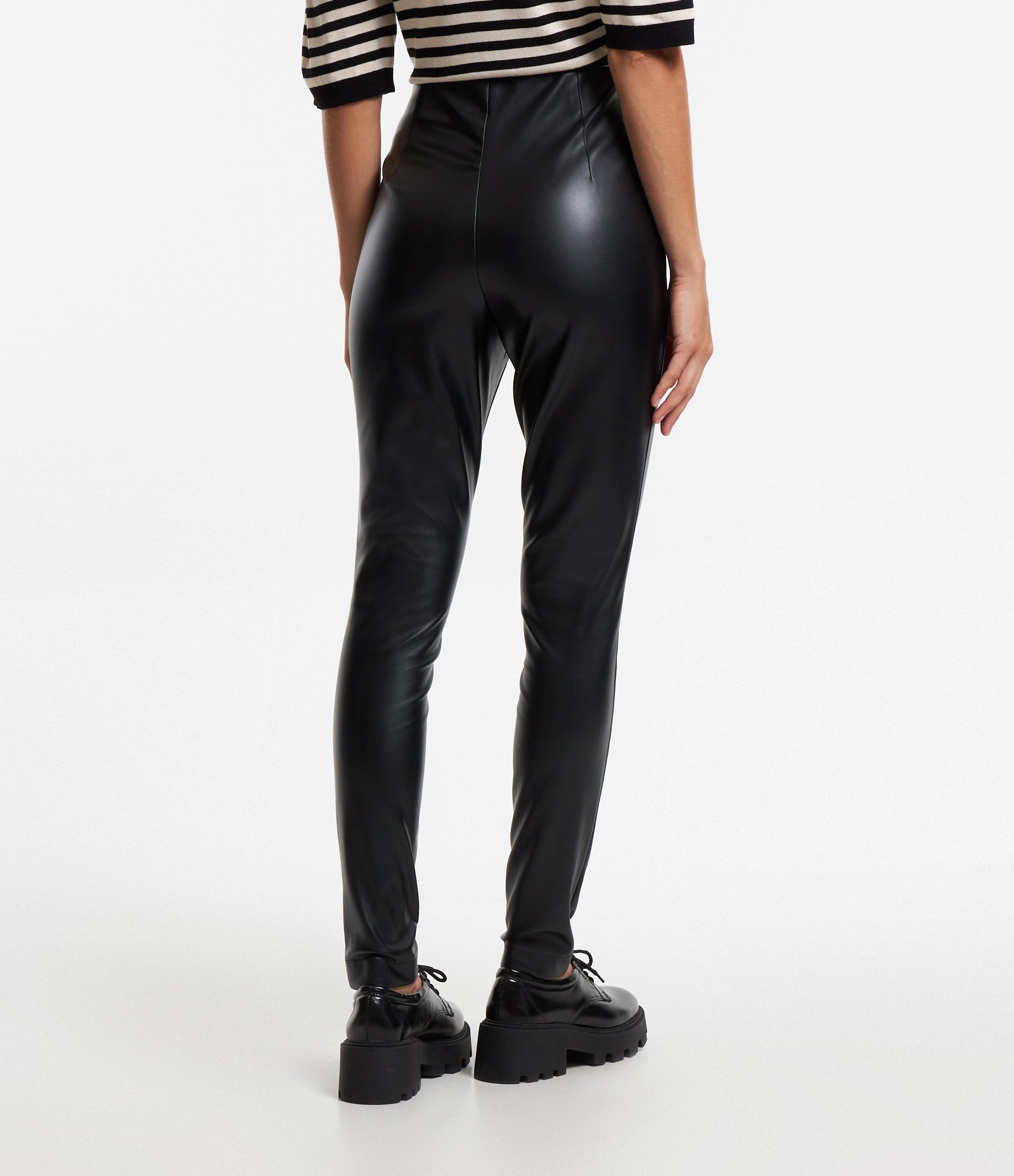 Calça Legging em Pu com Recortes Preto 3