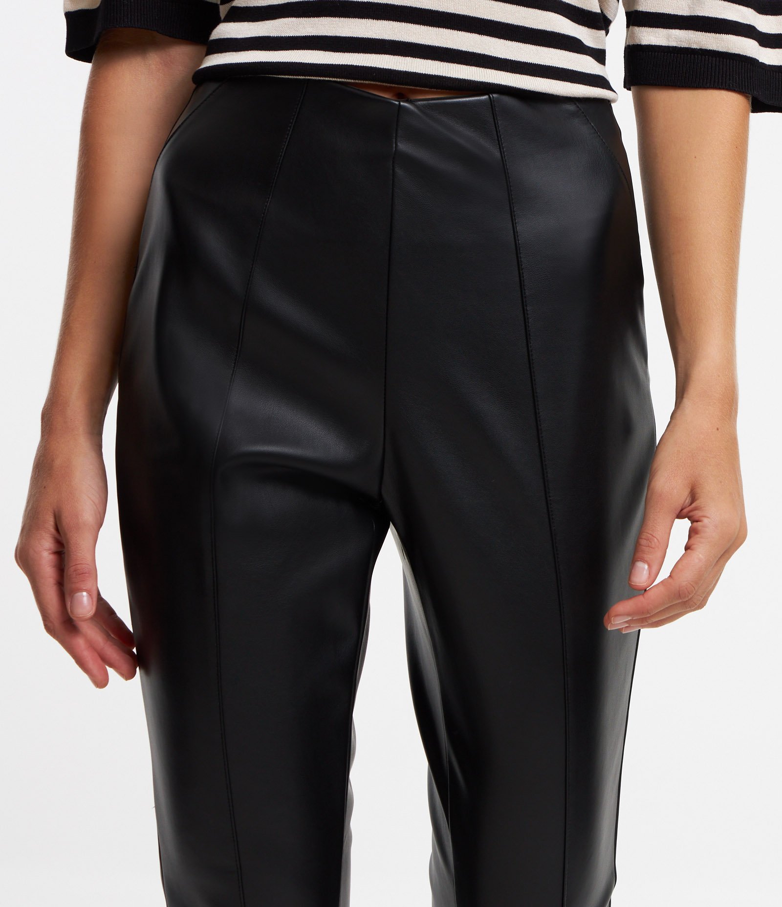 Calça Legging em Pu com Recortes Preto 4