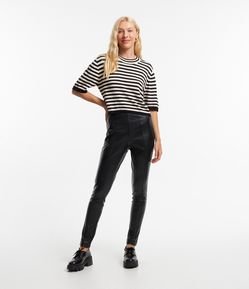 Calça Legging em Pu com Recortes