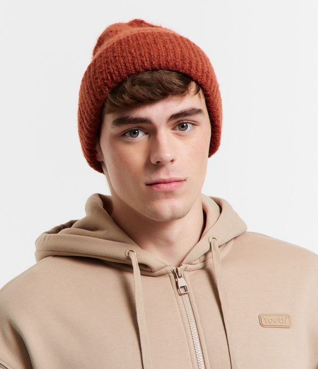 Gorro em Tricô com Dobra e Textura Canelada