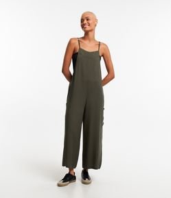 Macacão em Viscose com Bolso Cargo e Alcinha com Regulador