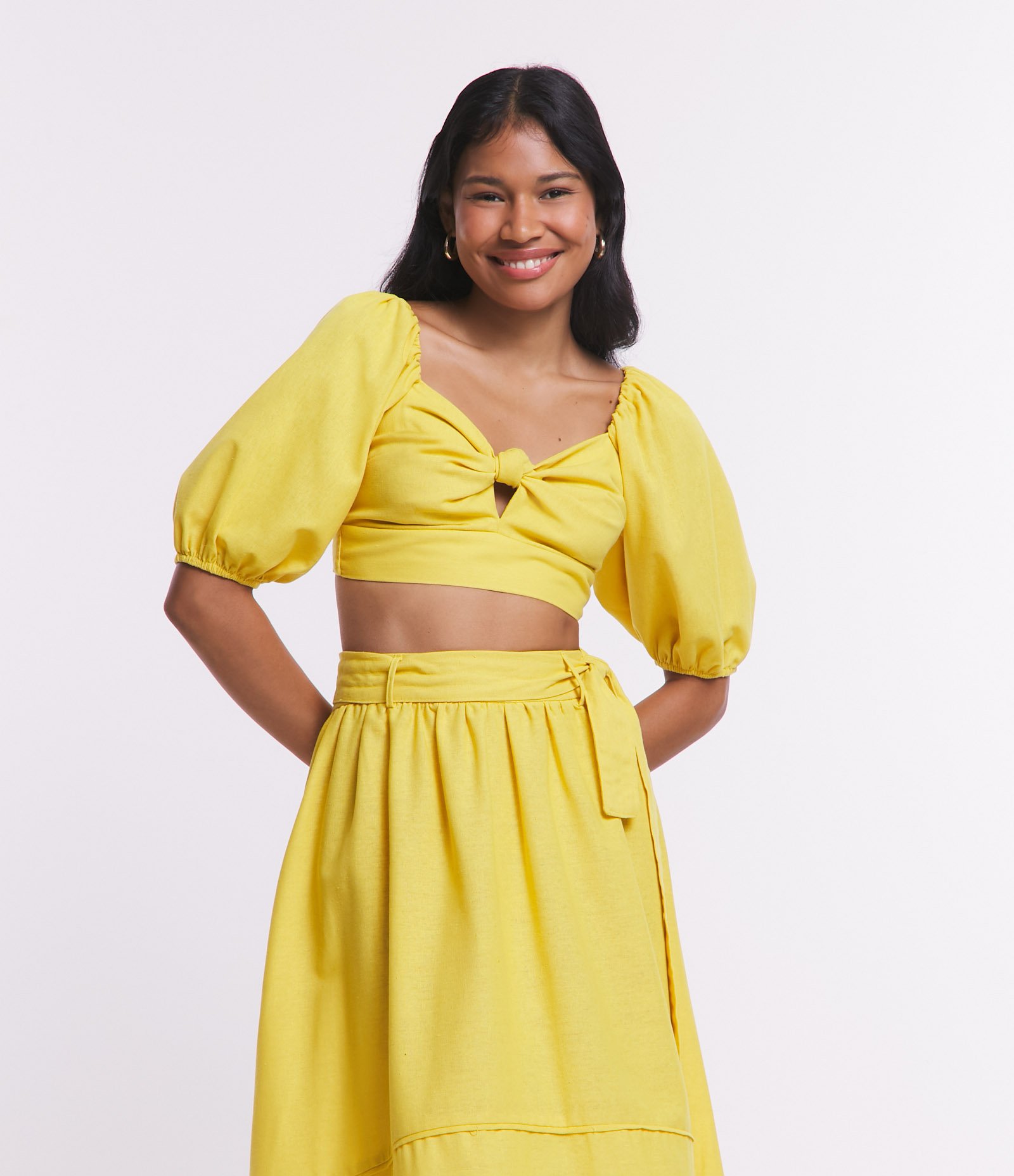 Blusa Cropped em Linho com Manga 3/4 e Nózinho no Busto Amarelo 1