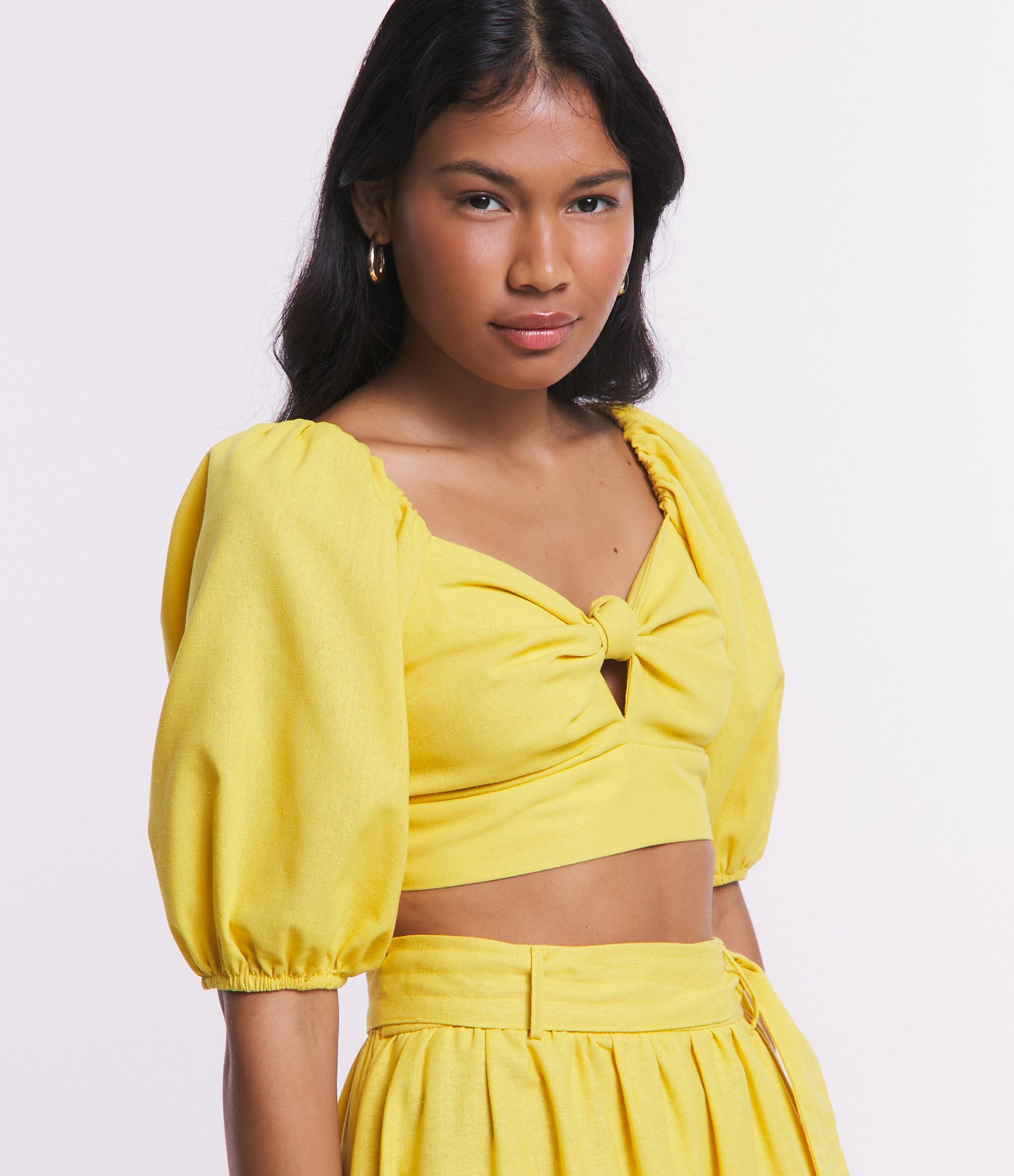 Blusa Cropped em Linho com Manga 3/4 e Nózinho no Busto Amarelo 4