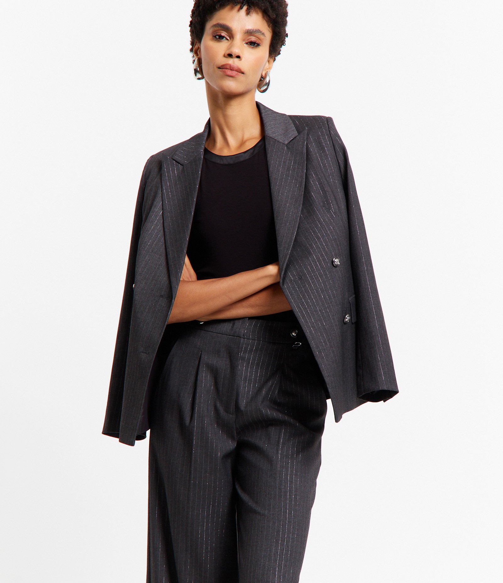 Calça Wide Leg Alfaiatada com Risca de Giz e Pregas Cinza 2