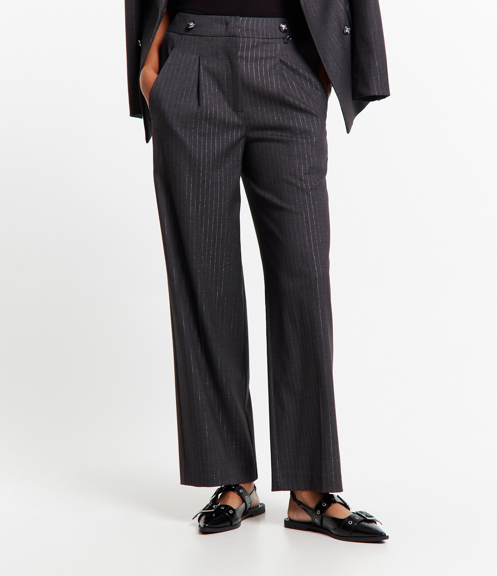 Calça Wide Leg Alfaiatada com Risca de Giz e Pregas Cinza 3