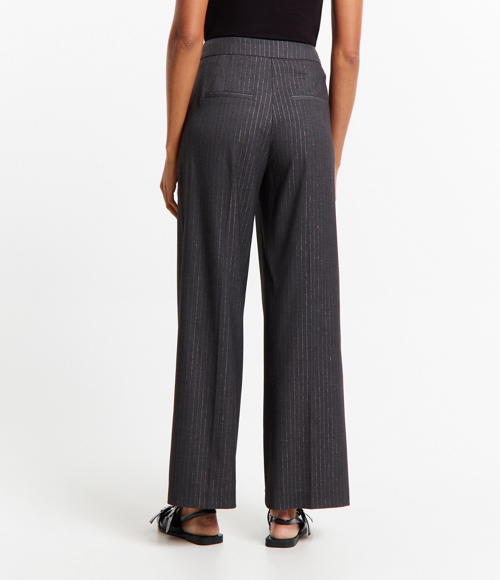 Calça Wide Leg Alfaiatada com Risca de Giz e Pregas Cinza 4