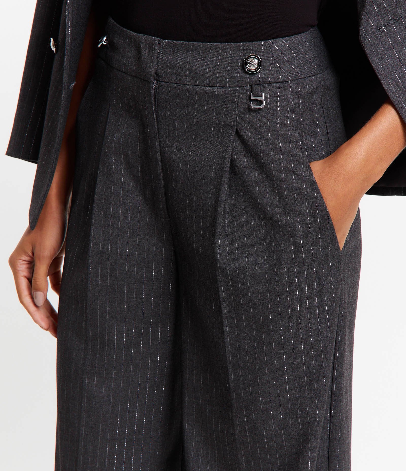 Calça Wide Leg Alfaiatada com Risca de Giz e Pregas Cinza 5