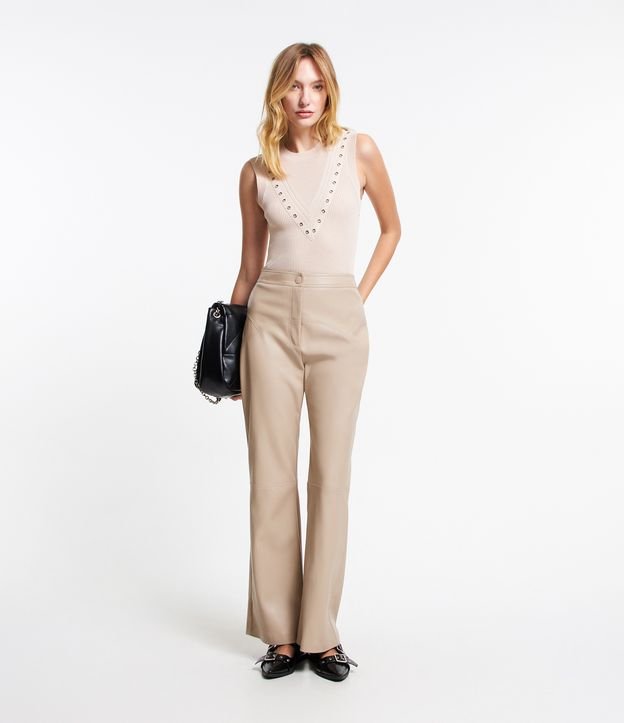 Calça Flare em PU com Recortes Frontais