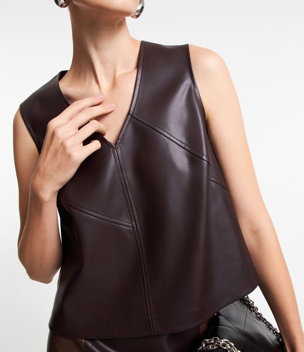 Blusa em PU com Recortes Diagonais Frontais
