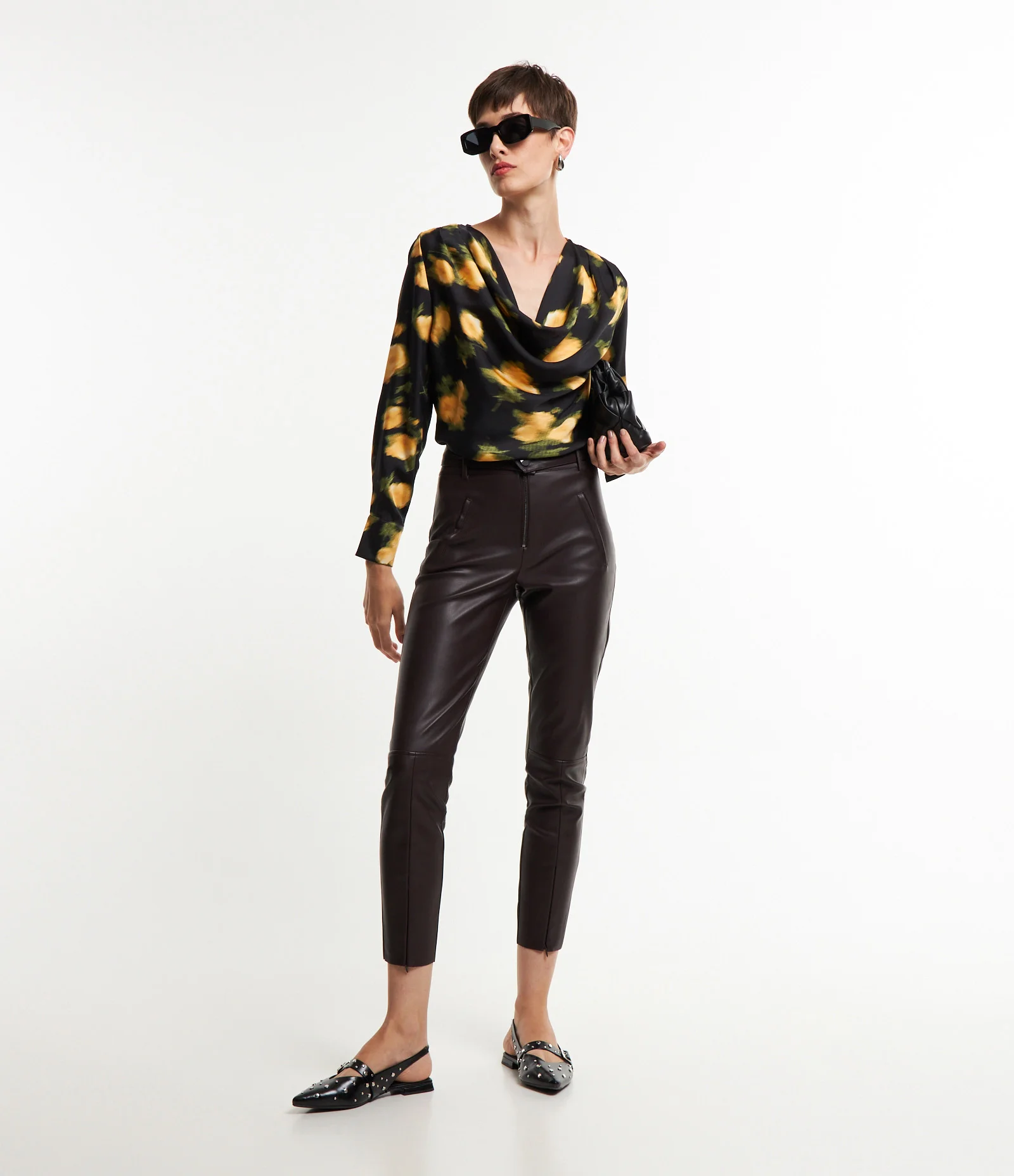 Calça Skinny em Material Sintético com Botão no Cós e Recortes Marrom 1