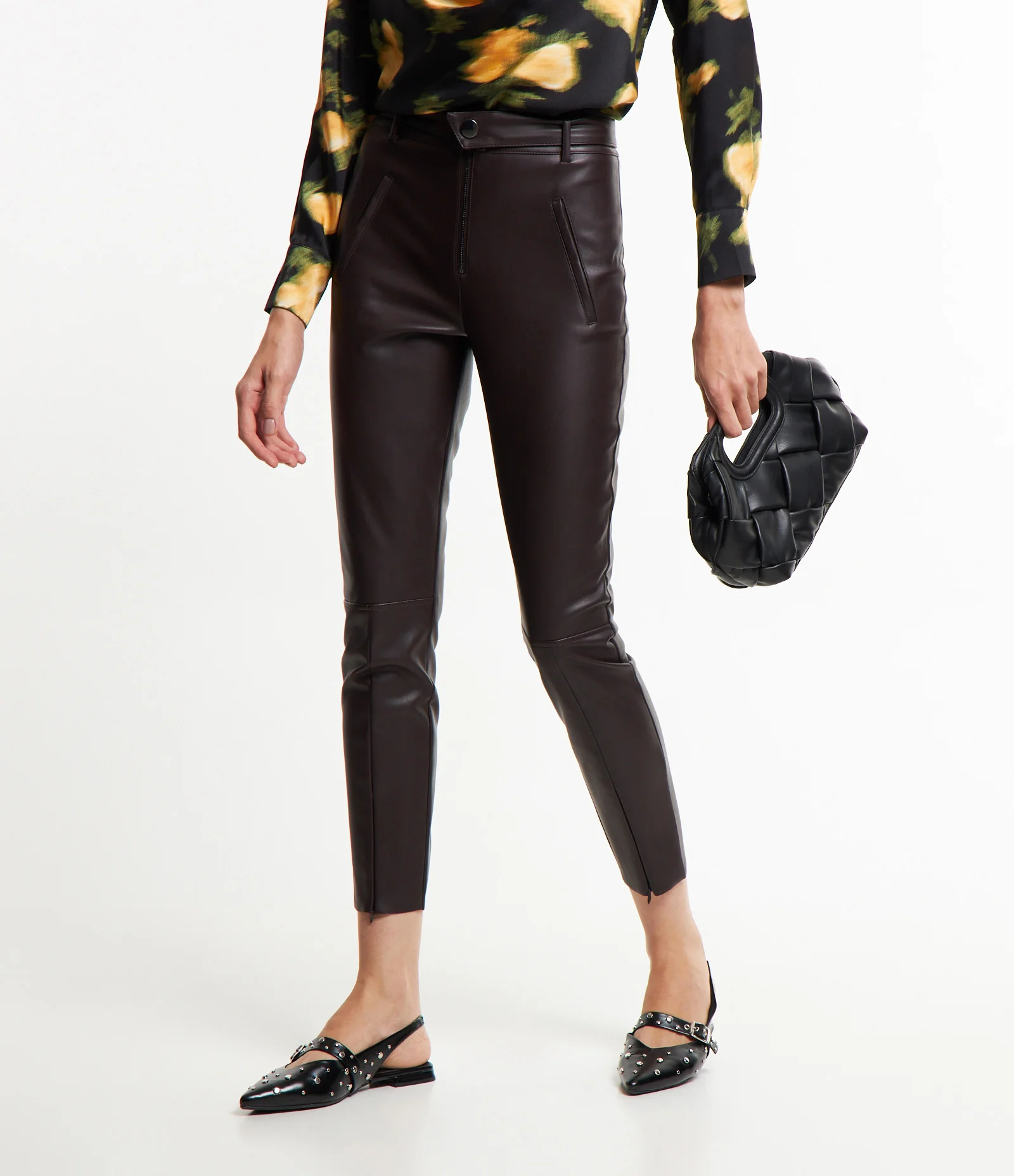 Calça Skinny em Material Sintético com Botão no Cós e Recortes Marrom 2