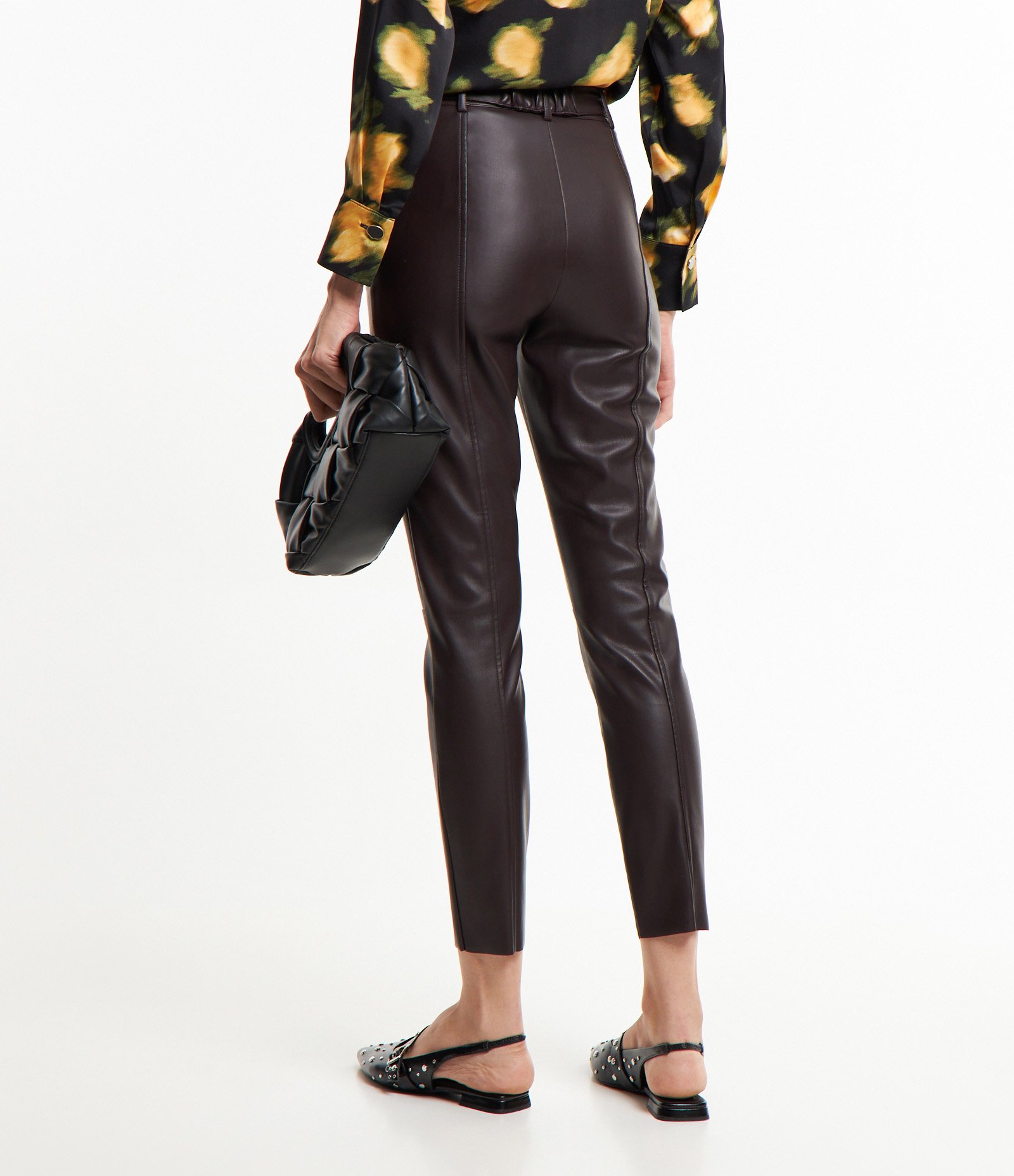 Calça Skinny em Material Sintético com Botão no Cós e Recortes Marrom 4