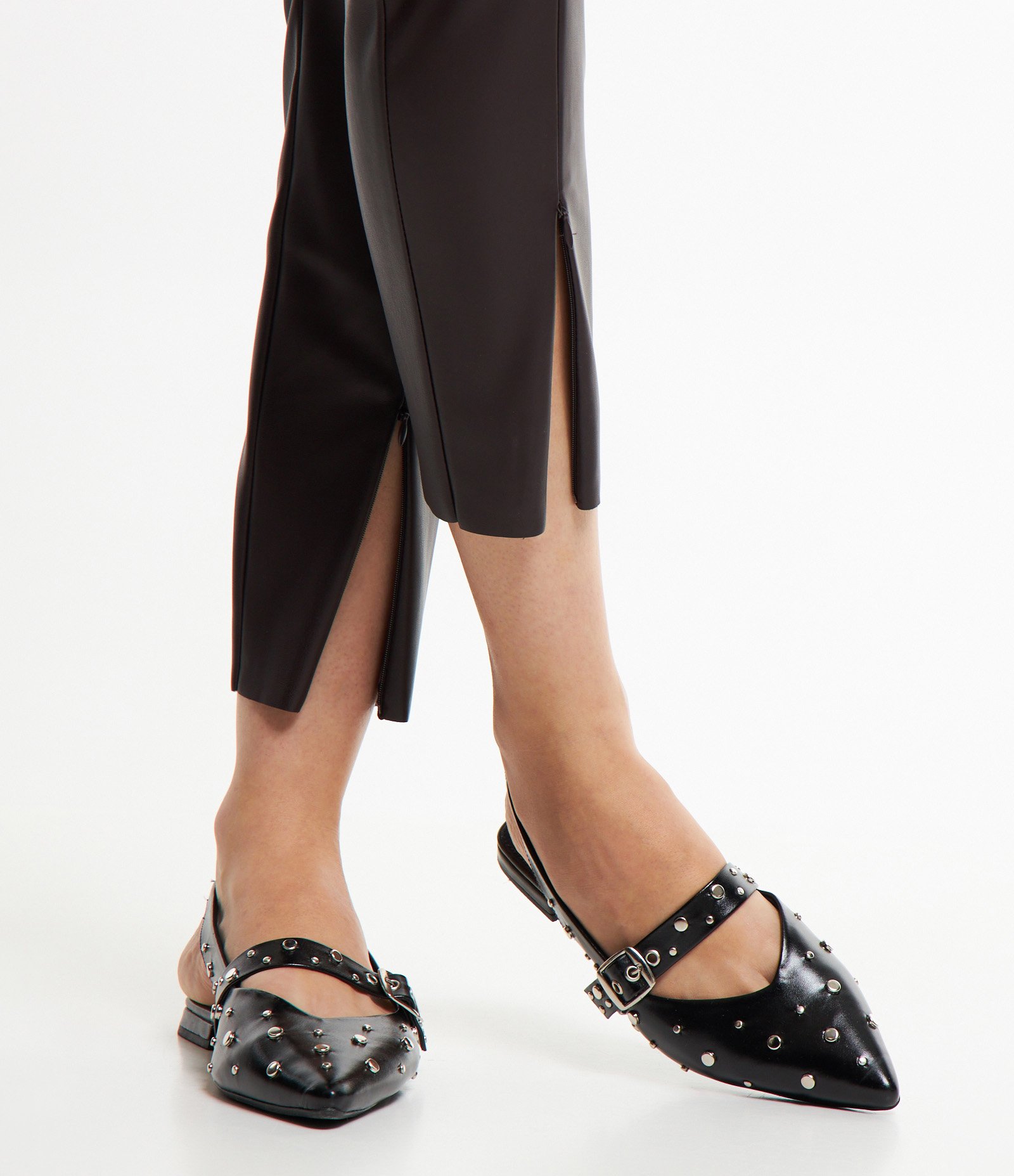 Calça Skinny em Material Sintético com Botão no Cós e Recortes Marrom 5