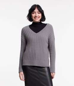 Suéter em Tricô com Decote V e Textura