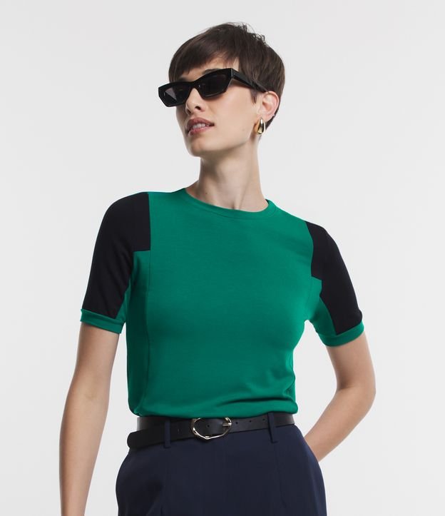 Blusa em Viscose com Recortes Assimétricos e Bloco De Cores