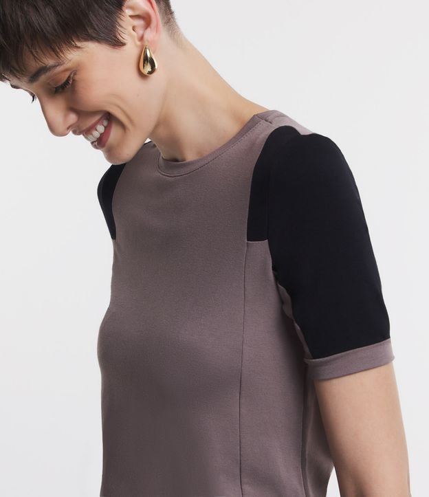 Blusa em Viscose com Recortes Assimétricos e Bloco De Cores