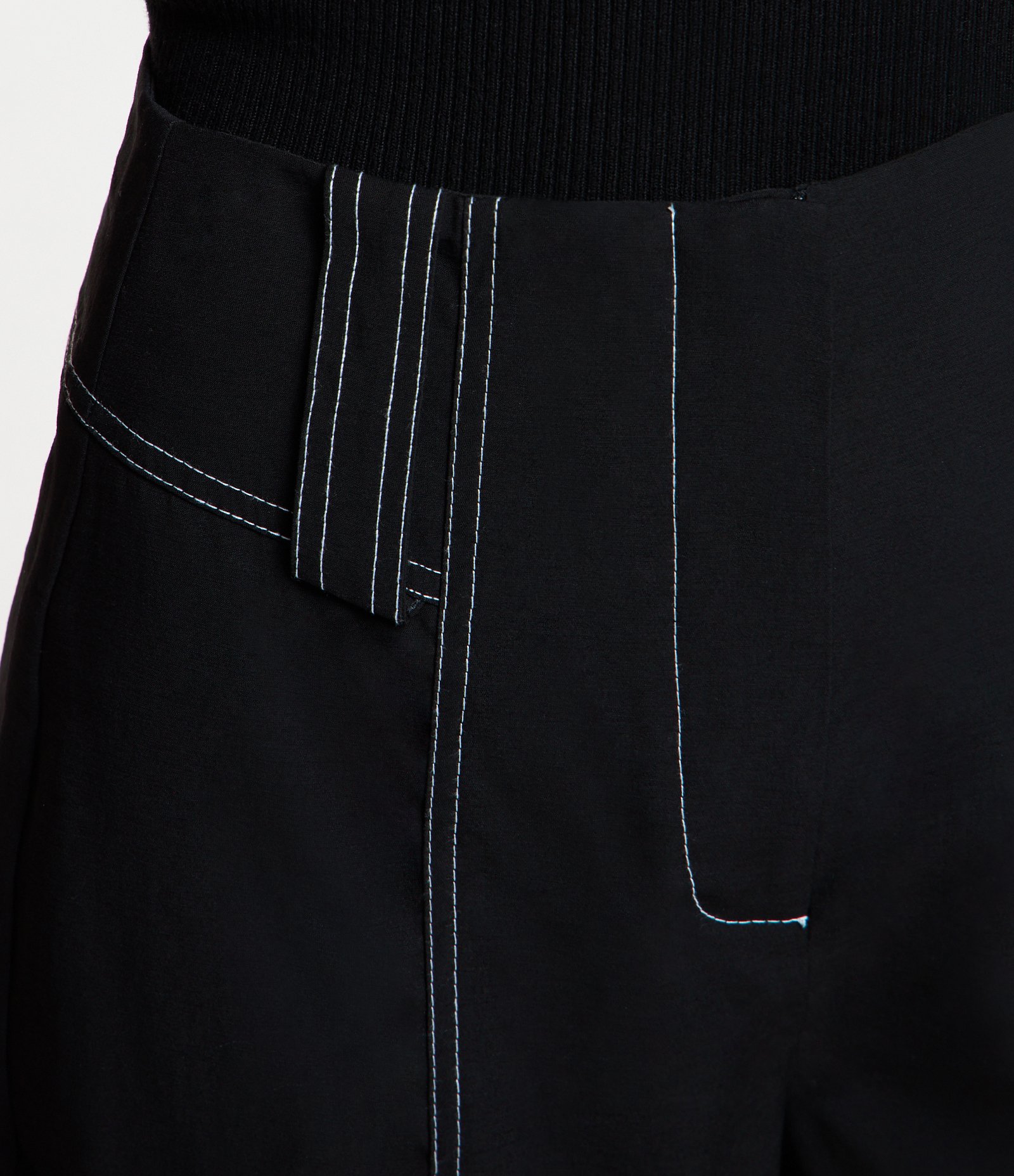 Short em Viscose com Passante e Pespontado Contrastante Preto 4