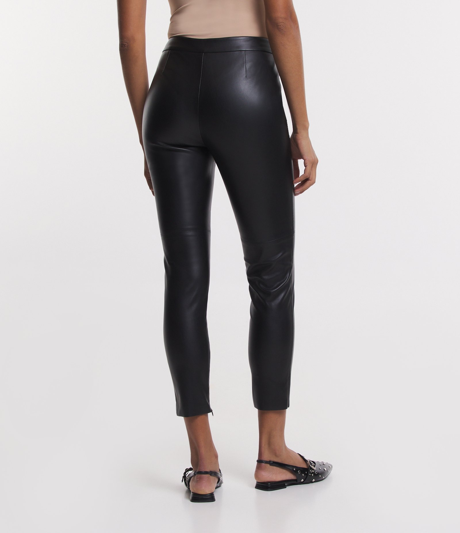 Calça Legging com Material Sintético e Abotoamento Frontal Preto 4